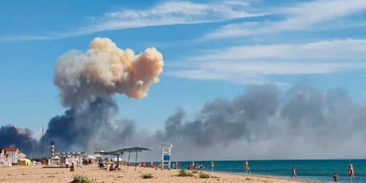 Terminó la tranquilidad en la península de Crimea. Las consecuencias del ataque a la base aérea rusa de Novofedorivka, el 9 de agosto, provocó una avalancha de turistas rusos escapando hacia su territorio. (UGC via AP)