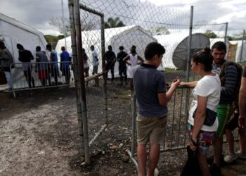 Migrantes hacen fila para registrarse en el albergue de San Vicente en Darién (Panamá), en una fotografía de archivo. EFE/Bienvenido Velasco