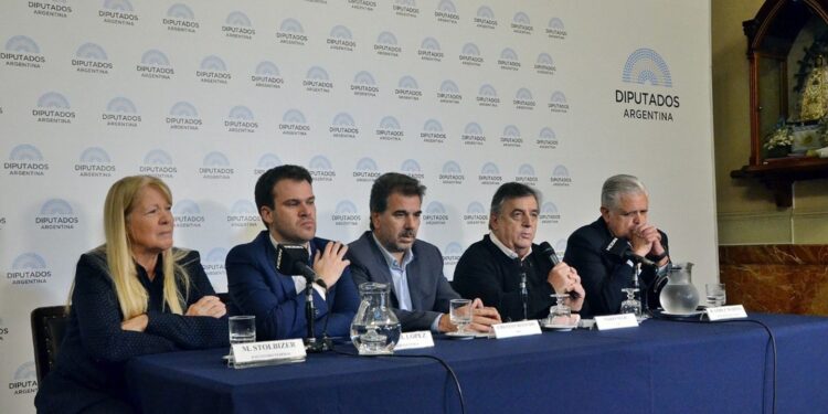 Los presidentes de los bloques que integran Juntos por el Cambio en Diputados presentaron un pedido de juicio político contra el Presidente, Alberto Fernández (Foto: JxC).