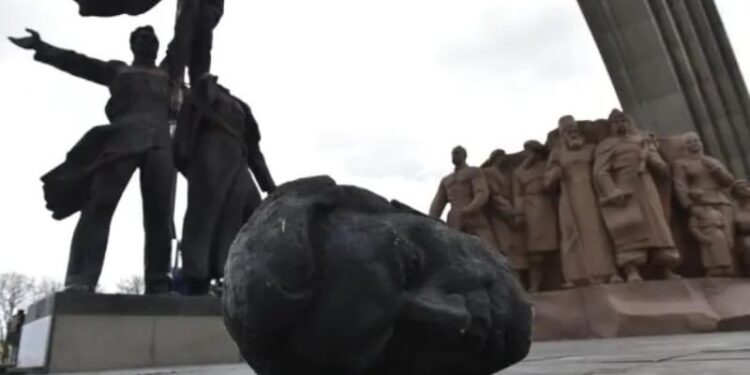 Caída del Monumento a la Amistad entre Rusia y Ucrania, en Kiev, tras el inicio de la guerra. Foto EFE