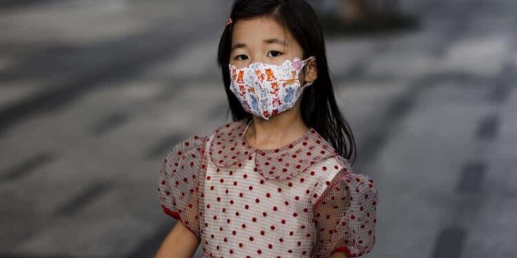 Una niña va protegida con una mascarilla en Shanghai (China). EFE/EPA/ALEX PLAVEVSKI