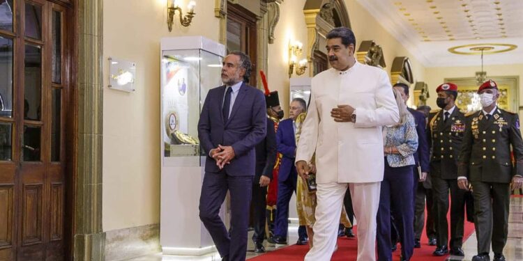 El embajador de Colombia en Venezuela, Armando Benedetti y Nicolás Maduro. Foto @CancilleriaCol