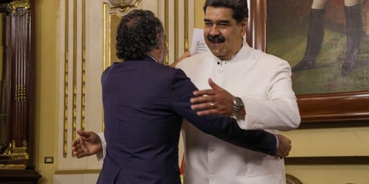 El embajador de Colombia en Venezuela, Armando Benedetti y Nicolás Maduro. Foto @CancilleriaCol