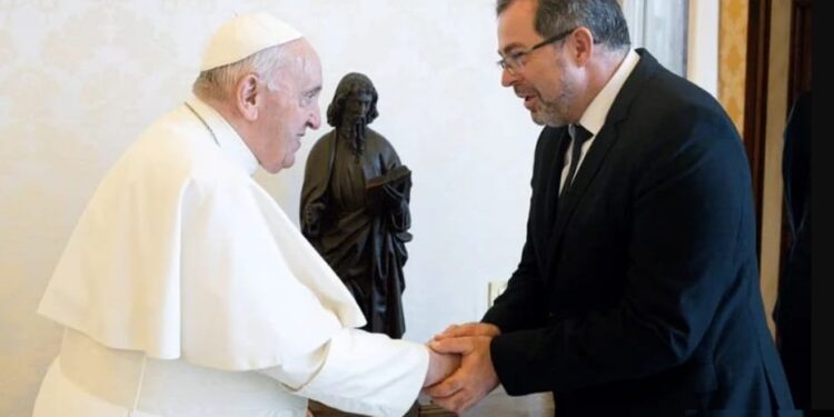 El papa Francisco y el embajador de Ucrania, Andrii Yurash. Foto agencias.