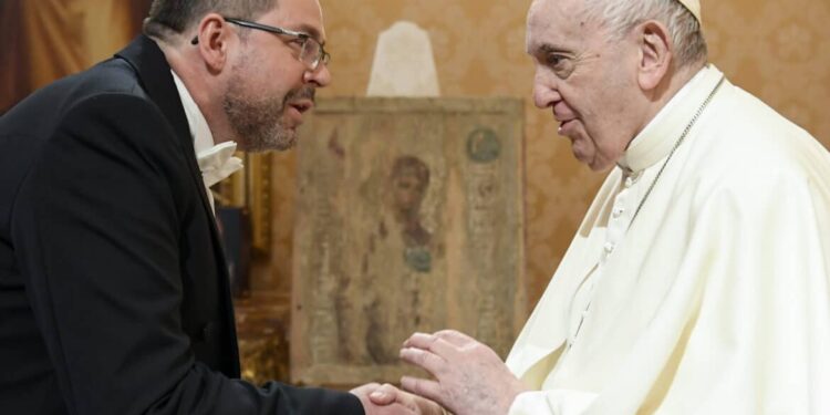 El papa Francisco y el embajador de Ucrania, Andrii Yurash. Foto agencias.