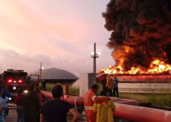 Incendio zona industrial de Matanzas, Cuba. Foto agencias.
