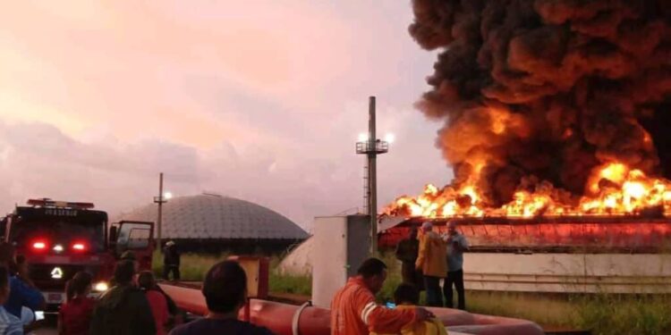 Incendio zona industrial de Matanzas, Cuba. Foto agencias.