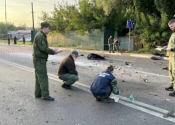 Investigadores trabajan en el lugar del atentado, en la región de Moscú (via Reuters).