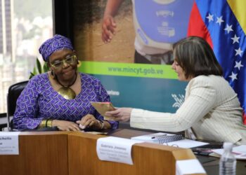 La minstra de ciencia y tecnología del régimen de Nicolás Maduro, Gabriela Jiménez y la embajadora de Sudfrica Lindiwe Michelle Maseko. Foto @Gabrielasjr