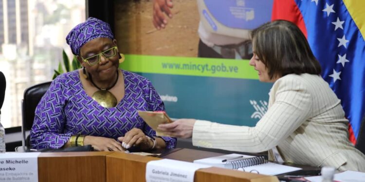 La minstra de ciencia y tecnología del régimen de Nicolás Maduro, Gabriela Jiménez y la embajadora de Sudfrica Lindiwe Michelle Maseko. Foto @Gabrielasjr