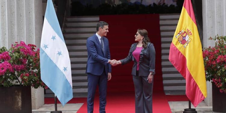 La presidenta de Honduras, Xiomara Castro, recibe al presidente del Gobierno español, Pedro Sánchez. Foto EFE