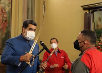 Nicolás Maduro, Bomberos de PDVSA. Foto @Presidencial_Ven