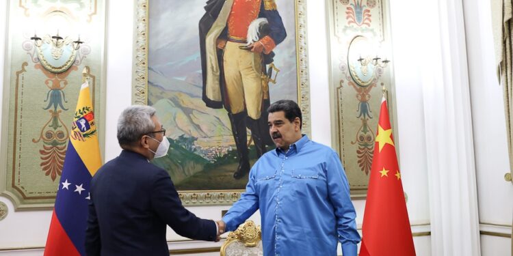 Nicolás Maduro, y el canciller de China, Cai Wei. Foto @PresidencialVen