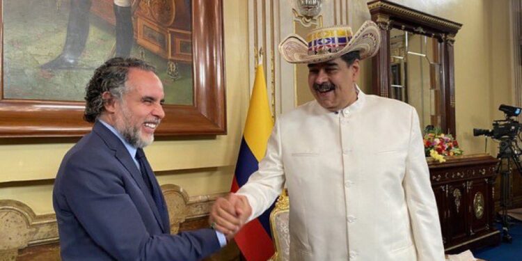 Nicolás Maduro y el embajador de Colombia en Venezuela. Foto @FicoGutierrez