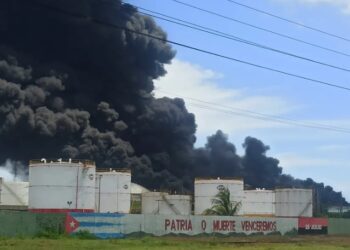 Nube negra, incendio Matanzas, Cuba. Foto agencias.