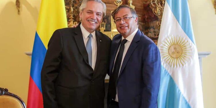 Fotografía cedida por el equipo de prensa de Gustavo Petro que muestra al entrante presidente colombiano, Gustavo Petro (d), mientras se reúne con el mandatario argentino, Alberto Fernández (i), hoy, en Bogotá (Colombia). Gustavo Petro jurará este domingo como el próximo presidente de Colombia para el período 2022-2026. EFE/ Cortesía Presidencia de Colombia