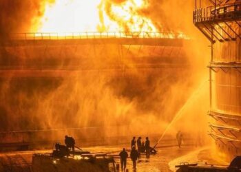 Fuerzas de los bomberos trabajan en uno de los tanques incendiados en Matanzas. PERIÓDICO GIRÓN/FACEBOOK