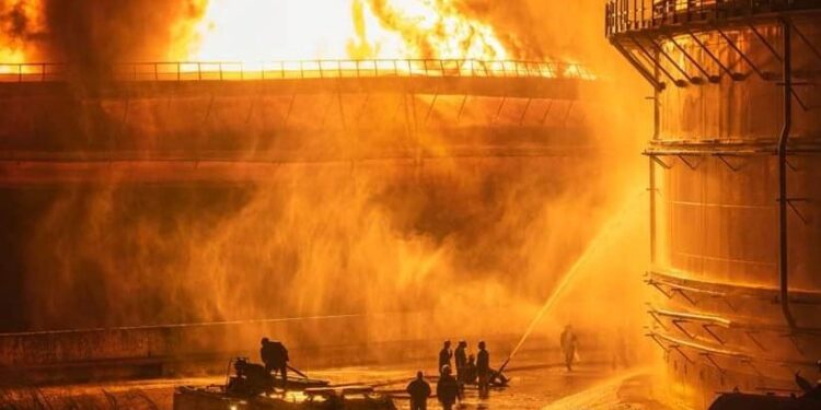 Fuerzas de los bomberos trabajan en uno de los tanques incendiados en Matanzas. PERIÓDICO GIRÓN/FACEBOOK