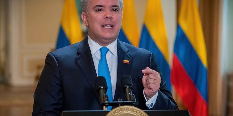 AME3627. BOGOTÁ (COLOMBIA), 20/07/2020.- Fotografía cedida este lunes por la Presidencia de Colombia que muestra al mandatario del país, Iván Duque, mientras interviene virtualmente durante la instalación del nuevo periodo ordinario de sesiones del Congreso Nacional, con motivo del Día del Grito de la Independencia de Colombia, en Bogotá (Colombia). Duque aseguró este lunes que la pandemia del coronavirus aumenta la brecha social y que el máximo reto del país es evitar que destruya los avances logrados en ese campo. EFE/Presidencia de Colombia /SOLO USO EDITORIAL /NO VENTAS