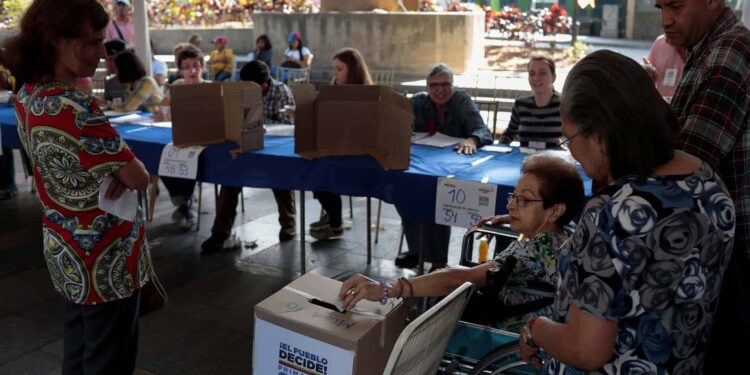 A woman casts her vote at a polling station during the primary election of candidates for governors by the Venezuelan coalition of opposition parties - Democratic Unity Roundtable (MUD), in Caracas, Venezuela, September 10, 2017. REUTERS/Marco Bello