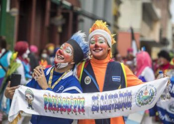 Decenas de payasos se toman las calles durante su participación en la Convivencia Internacional de su gremio, hoy, en Ciudad de Guatemala (Guatemala). Payasos de Centroamérica y México participaron este miércoles en la octava Convivencia Internacional de Payasos, realizada en Guatemala, con una marcha por la ciudad capital y con su participación en diferentes capacitaciones e intercambios formativos para sus espectáculos. EFE/ Esteban Biba