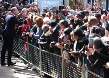 El príncipe William saluda a quienes esperan en la fila para ver el féretro dela reina