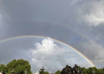 Arcoíris doble que se posó en el cielo de Londres tras la muerte de la Reina Isabel II. Foto @ribyn_haque