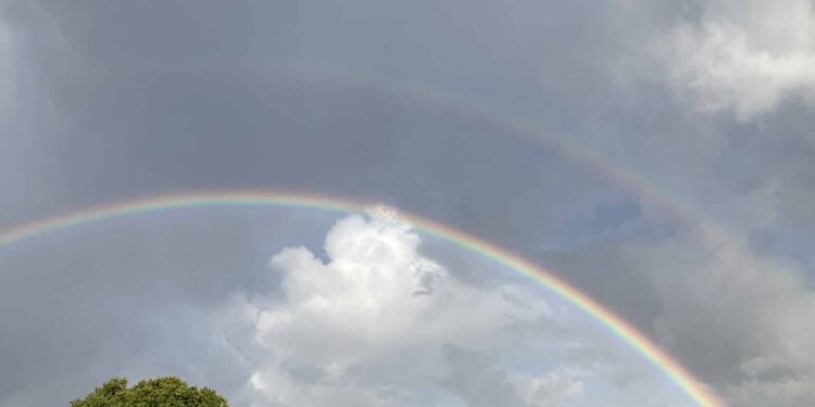 Arcoíris doble que se posó en el cielo de Londres tras la muerte de la Reina Isabel II. Foto @ribyn_haque