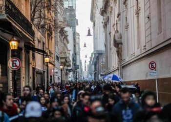 Argentinos se manifiestan hoy en apoyo a la vicepresidenta argentina Cristina Fernández de Kirchner tras el atentado en su contra. Foto EFE