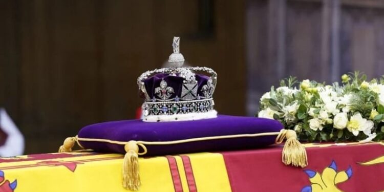 El ataúd de la reina Isabel II envuelto en el estandarte real con la corona del estado imperial colocada en la parte superior.