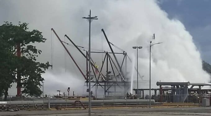 Buque Tanque en el muelle de Pdvsa Guaraguao. Foto Twitter