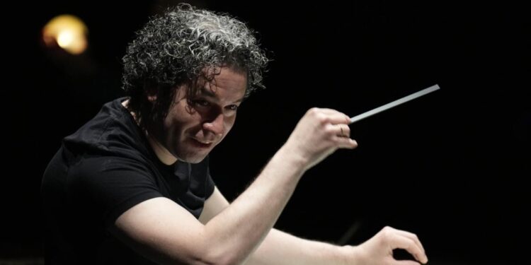 El director de orquesta y músico venezolano Gustavo Dudamel. Foto EFE.