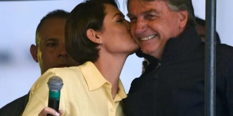 El presidente de Brasil, Jair Bolsonaro, y su esposa Michelle, durante un acto de campaña días atrás en el estado de Minas Gerais. Foto AFP