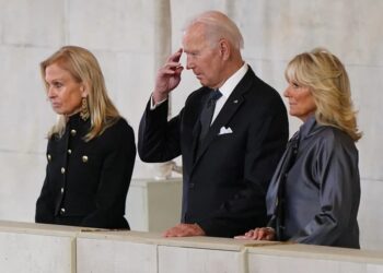 El presidente de Estados Unidos, Joe Biden, y la primera dama, Jill Biden, en el palacio de Westminster. Foto agencias.
