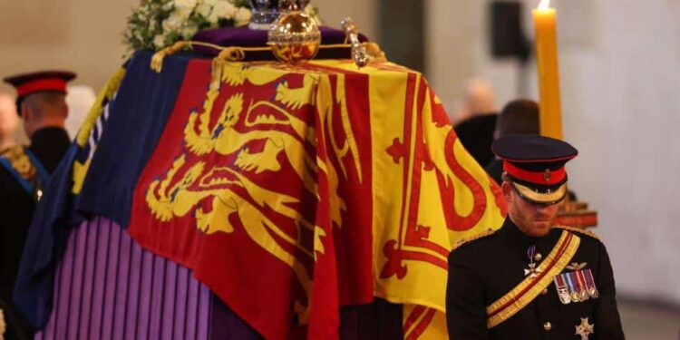 El príncipe Harry, capilla ardiente Isabel II. Foto agencias.