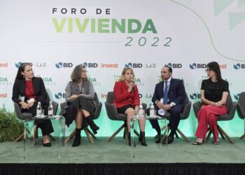 (De izq. a der.) La presidenta de Affordable Housing Institute, Anya Brickman Raredon; La directora de programas para América Latina y el Caribe del Lincloln Institute of Land Policy, Anaclaudia Rossbach; la moderadora, Paloma Silva; el viceministerio de Políticas y Planificación de Viviendas y Edificaciones en el Ministerio de Vivienda de República Dominicana, Ernesto Mejía, y la ministra de Desarrollo Urbano y Vivienda de Ecuador, María Gabriela Aguilera, participan en el panel "Marcos regulatorios, arreglos institucionales y plataformas tecnológicas que reducen el déficit habitacional", durante el Foro de Vivienda 2022: Soluciones resilientes para la reducción del déficit habitacional en América Latina y el Caribe, hoy, en Washington (EE.UU). El complicado acceso al suelo y la enorme burocracia son dos de los escollos existentes en muchas zonas de Latinoamérica y el Caribe que hay que superar para paliar el problema actual de falta de vivienda, destacaron este jueves los participantes en un foro organizado por el Banco Interamericano de Desarrollo (BID). EFE/Lenin Nolly