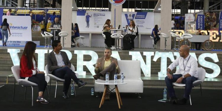 La líder de Transformación Empresarial de Interactuar, Andrea Zuluaga Acosta (i), el director de Desarrollo Económico y Social de Proantioquia, Alejandro Torres (2-i), el director de Competitividad de la Cámara de Comercio de Medellín para Antioquia, Fredy Pulgarín Sierra (c) y el líder de Empresarios de Interactuar, Juan David Trujillo (d), participan de la charla "La micro y pequeña empresa en el nuevo gobierno nacional" hoy en la Feria Interactuar 2022 en Medellín (Colombia). La economía popular, la democratización del crédito y la reforma agraria, aristas que perfilarán los próximos cuatro años del Gobierno del presidente colombiano, Gustavo Petro, vislumbran para la microempresa una mayor visibilización y oportunidad de crecimiento a partir de alianzas público privadas. EFE/Luis Eduardo Noriega A.