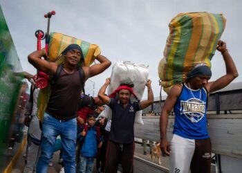 Varias personas cruzan el Puente Simón Bolivar, que conecta la frontera de Venezuela con Colombia, hoy, en San Antonio (Venezuela). Colombia y Venezuela vuelven a estar unidas por la frontera común que se ha reabierto este lunes, tras siete largos años que acentuaron las diferencias de dos países, cuyos intereses políticos primaron sobre la economía común, la seguridad compartida o el bienestar social de compatriotas residentes o migrantes en la nación de enfrente. EFE/ Rayner Peña R.