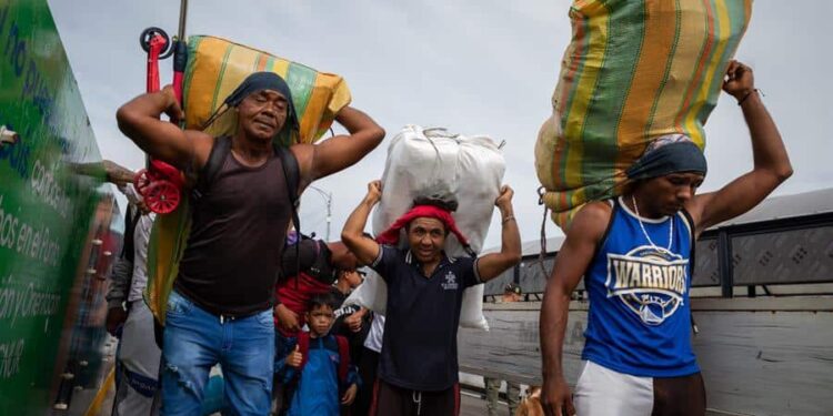 Varias personas cruzan el Puente Simón Bolivar, que conecta la frontera de Venezuela con Colombia, hoy, en San Antonio (Venezuela). Colombia y Venezuela vuelven a estar unidas por la frontera común que se ha reabierto este lunes, tras siete largos años que acentuaron las diferencias de dos países, cuyos intereses políticos primaron sobre la economía común, la seguridad compartida o el bienestar social de compatriotas residentes o migrantes en la nación de enfrente. EFE/ Rayner Peña R.