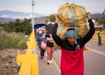 Varias personas cruzan el Puente Simón Bolivar, que conecta la frontera de Venezuela con Colombia, hoy, en San Antonio (Venezuela). Colombia y Venezuela vuelven a estar unidas por la frontera común que se ha reabierto este lunes, tras siete largos años que acentuaron las diferencias de dos países, cuyos intereses políticos primaron sobre la economía común, la seguridad compartida o el bienestar social de compatriotas residentes o migrantes en la nación de enfrente. EFE/ Rayner Peña R.