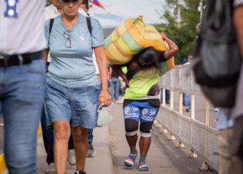 Varias personas cruzan el Puente Simón Bolivar, que conecta la frontera de Venezuela con Colombia, hoy, en San Antonio (Venezuela). Colombia y Venezuela vuelven a estar unidas por la frontera común que se ha reabierto este lunes, tras siete largos años que acentuaron las diferencias de dos países, cuyos intereses políticos primaron sobre la economía común, la seguridad compartida o el bienestar social de compatriotas residentes o migrantes en la nación de enfrente. EFE/ Rayner Peña R.