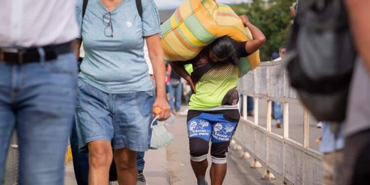 Varias personas cruzan el Puente Simón Bolivar, que conecta la frontera de Venezuela con Colombia, hoy, en San Antonio (Venezuela). Colombia y Venezuela vuelven a estar unidas por la frontera común que se ha reabierto este lunes, tras siete largos años que acentuaron las diferencias de dos países, cuyos intereses políticos primaron sobre la economía común, la seguridad compartida o el bienestar social de compatriotas residentes o migrantes en la nación de enfrente. EFE/ Rayner Peña R.