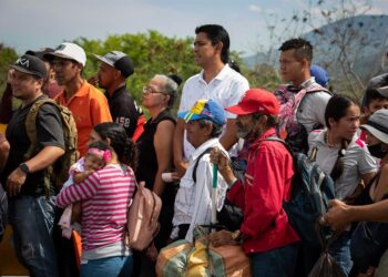 Varias personas cruzan el Puente Simón Bolivar, que conecta la frontera de Venezuela con Colombia, hoy, en San Antonio (Venezuela). Colombia y Venezuela vuelven a estar unidas por la frontera común que se ha reabierto este lunes, tras siete largos años que acentuaron las diferencias de dos países, cuyos intereses políticos primaron sobre la economía común, la seguridad compartida o el bienestar social de compatriotas residentes o migrantes en la nación de enfrente. EFE/ Rayner Peña R.