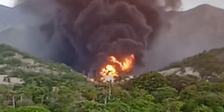 Incendio incendió en el muelle de PDVSA Guaraguao. Foto captura de video.