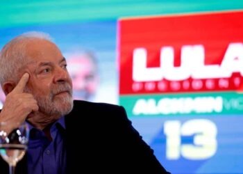 El exmandatario Luiz Inácio Lula da Silva, favorito para las elecciones presidenciales del próximo domingo, participa en una reunión con deportistas hoy en Sao Paulo (Brasil). La diputada Gleisi Hoffmann, coordinadora de la campaña de Luiz Inácio Lula da Silva, manifestó este martes su preocupación con una posible abstención elevada en las presidenciales del domingo, para las que el exmandatario brasileño parte como el gran favorito. EFE/Fernando Bizerra