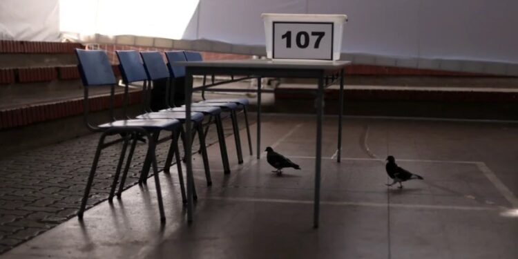 Mesa de votación en Santiago de Chile (Reuters)