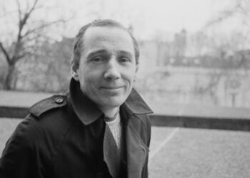 Michael Fagan, el intruso que accedió al dormitorio de la reina Isabel II en el Palacio de Buckingham en 1982, fotografiado en la Torre de Londres, Reino Unido, el 9 de febrero de 1985. (Foto de R. Brigden/Express/Hulton Archive/Getty Images)