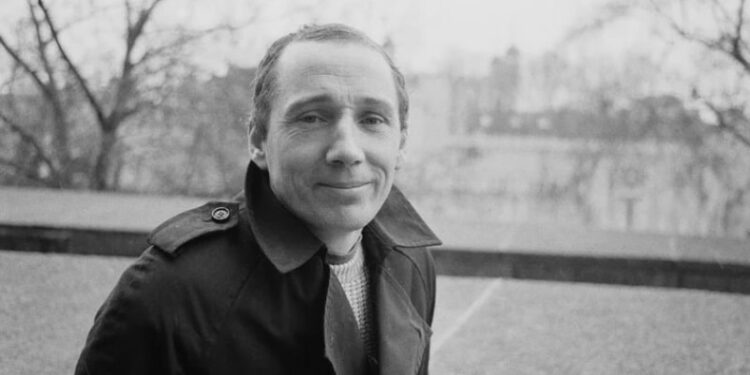 Michael Fagan, el intruso que accedió al dormitorio de la reina Isabel II en el Palacio de Buckingham en 1982, fotografiado en la Torre de Londres, Reino Unido, el 9 de febrero de 1985. (Foto de R. Brigden/Express/Hulton Archive/Getty Images)