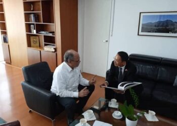 Presidente de CNE Pedro Calzadilla y el embajador de la República Socialista de Vietnam, Le Viet Duyen. Foto @cneesvzla