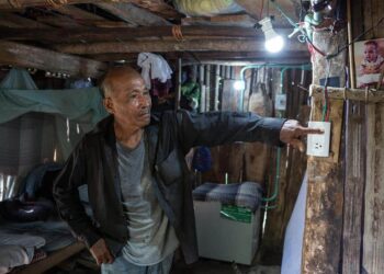 Fotografía cedida por Iberdrola México que muestra al poblador Filemón Cruz mientras enciende un interruptor de luz, en la comunidad de Achiquico, municipio de Tamazunchale, San Luis Potosí (México). En más de 70 años, la comunidad de Achiquico, en San Luis Potosí, en el centro de México, nunca había visto la luz en sus hogares, cuenta este domingo su poblador más longevo, don Agustín Cruz. Ahora, con paneles solares y el programa “Luces de Esperanza”, los integrantes de la familia Cruz, con al menos tres generaciones, pueden pensar en la seguridad de caminar en la noche, la oportunidad de comprar un refrigerador e incluso una televisión. EFE/ Iberdrola México